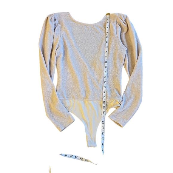 ASTR Low V Open Back Long Puff Sleeve Cream Bodysuit Size M - Picture 4 of 10